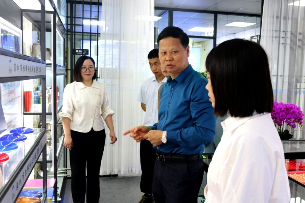 广东恒辉涂料工厂领导总经理林祖荣指导深圳恒辉纳米营销中心